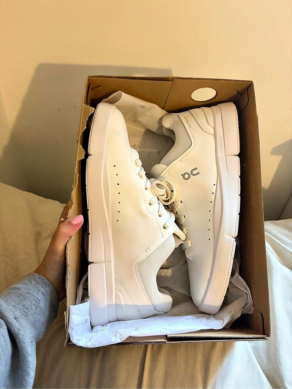 On The Roger Centre Court Men’s White Sneakers - Size 12 Brand New with box
